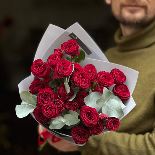 5 гілок кущової троянди Red Trendsetter у букеті «Вишневе мереживо»