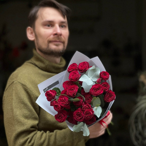 5 гілок кущової троянди Red Trendsetter у букеті «Вишневе мереживо»