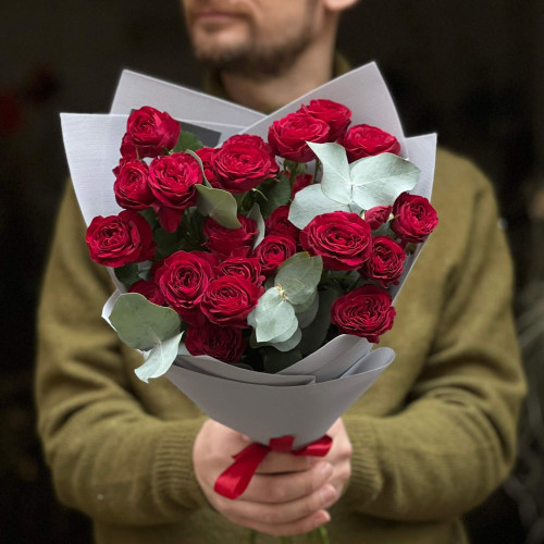 5 гілок кущової троянди Red Trendsetter у букеті «Вишневе мереживо»