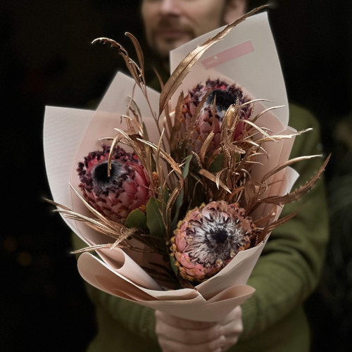 3 цікаві протеї сорту Barbigera у букеті «Золотий пелікан»