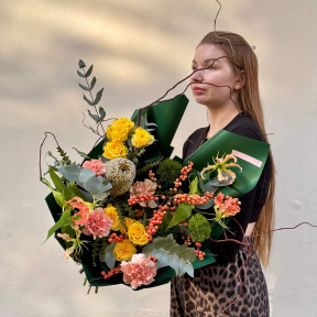 Цікавий букет з банксією та глоріозою «Дика елегантність»