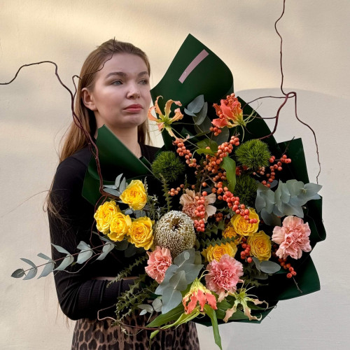 Цікавий букет з банксією та глоріозою «Дика елегантність»