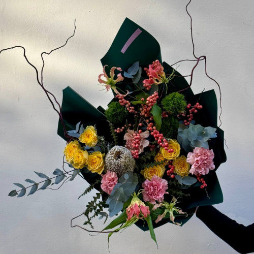Цікавий букет з банксією та глоріозою «Дика елегантність»