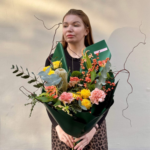 Цікавий букет з банксією та глоріозою «Дика елегантність»