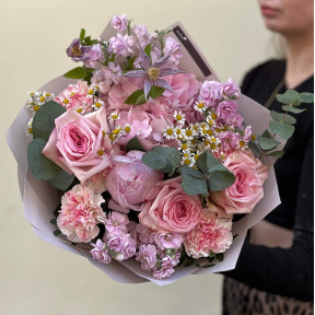 Ніжний букет з півоніями «Ранковий шепіт»