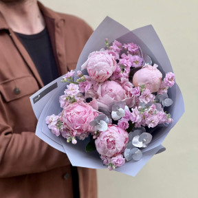 Ароматний букет з півоніями та матіолою «Запашна Симфонія»