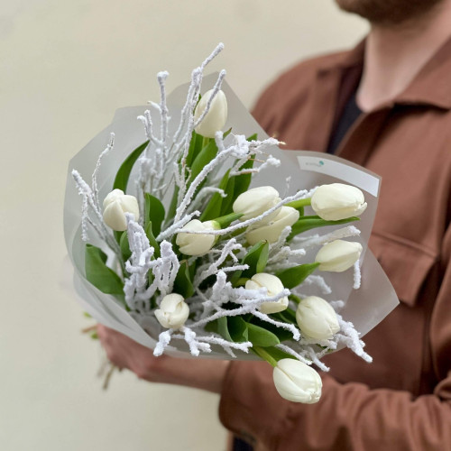 Букет з 11 тюльпанів із засніженими гілками «Скандинавська казка»