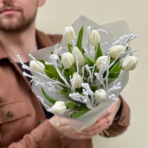 Букет з 11 тюльпанів із засніженими гілками «Скандинавська казка»