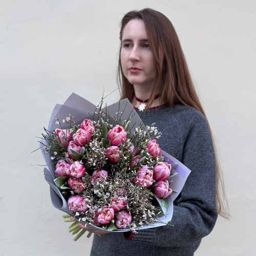 23 заснеженных пионовидных тюльпана от Vip Roses и гениста в букете «Снежное чудо»