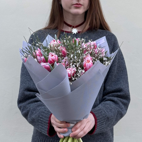 23 заснеженных пионовидных тюльпана от Vip Roses и гениста в букете «Снежное чудо»