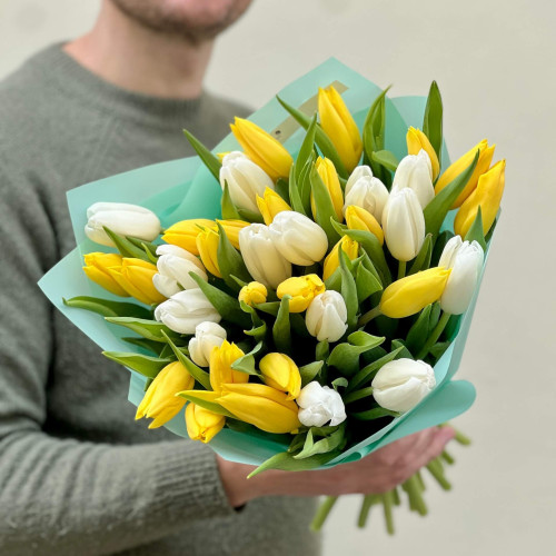 37 класичних тюльпанів у букеті «Світлий спокій»