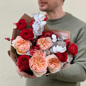 Елегантний букет з піоновидною трояндою Juliet та ранункулюсами Tango «Зимові коралі»