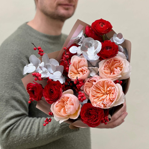 Елегантний букет з піоновидною трояндою Juliet та ранункулюсами Tango «Зимові коралі»
