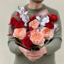 Елегантний букет з піоновидною трояндою Juliet та ранункулюсами Tango «Зимові коралі»