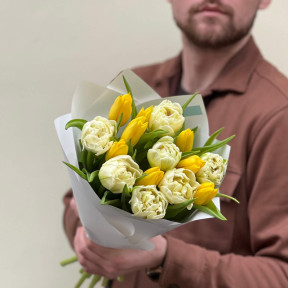 Мікс класичних та піоновидних тюльпанів у букеті «Промінчик березня»