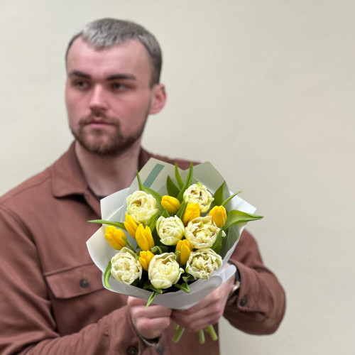 Мікс класичних та піоновидних тюльпанів у букеті «Промінчик березня»