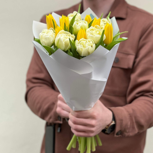 Мікс класичних та піоновидних тюльпанів у букеті «Промінчик березня»