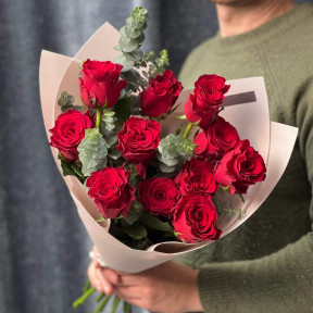11 троянд Rhodos з евкаліптом у букеті «Червоний Велюр»