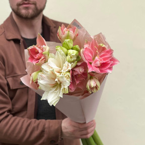 5 розкішних біло-рожевих амарилісів у букеті «Зірки для Юлечки»