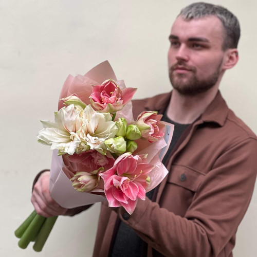 5 розкішних біло-рожевих амарилісів у букеті «Зірки для Юлечки»