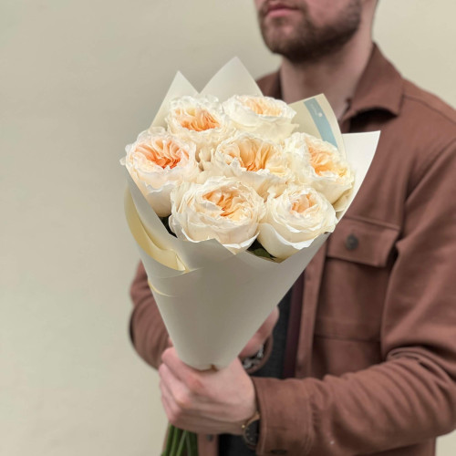 7 півонієвидних троянд сорту Vicky Gardens у букеті «Вишуканість Юлії»