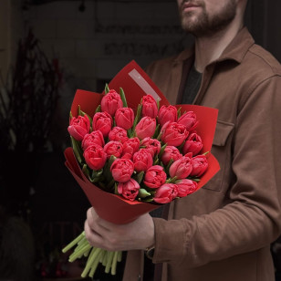 25 червоних півонієвидних тюльпанів у букеті «Яскрава Юлія»