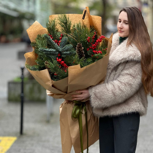Об'ємний зимовий букет із хвої «Святкова Анастасія»