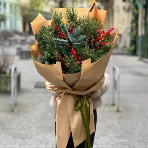 Об'ємний зимовий букет із хвої «Святкова Анастасія»
