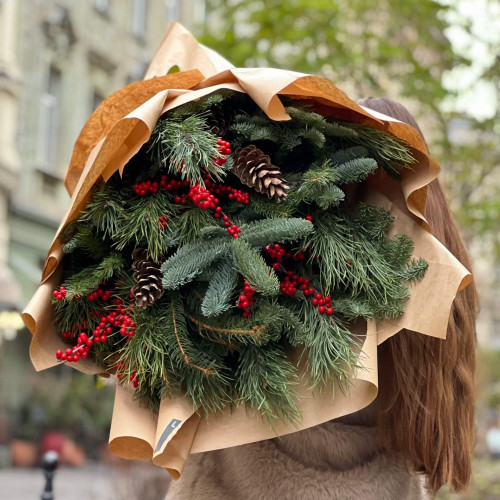 Об'ємний зимовий букет із хвої «Святкова Анастасія»