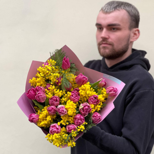 23 півонієвидні тюльпани та мімоза у букеті «Веснянка для Насті»