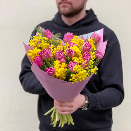 23 півонієвидні тюльпани та мімоза у букеті «Веснянка для Насті»
