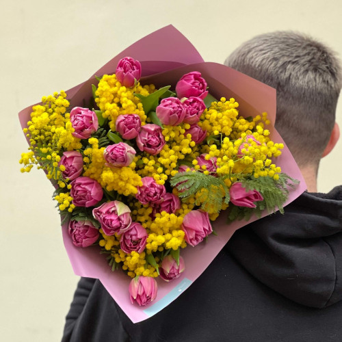 23 півонієвидні тюльпани та мімоза у букеті «Веснянка для Насті»