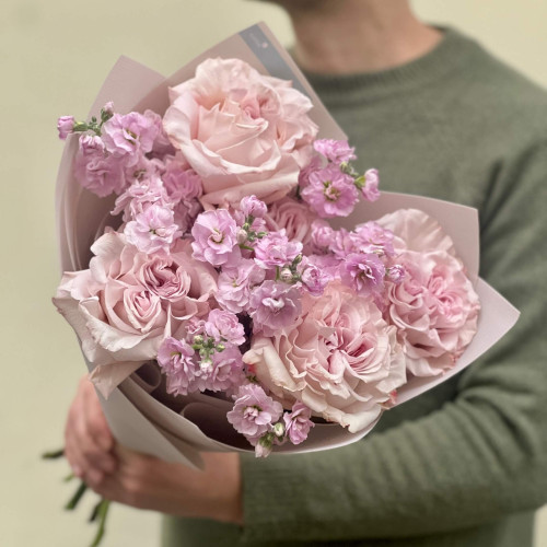 Пионовидная роза Powder Puff и маттиола в букете «Пудровая элегантность»