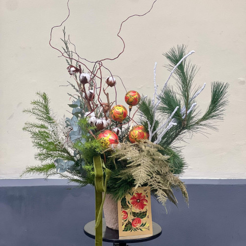 Вишукана святкова композиція з дизайнерськими іграшками ручної роботи «Різдвяна гармонія»