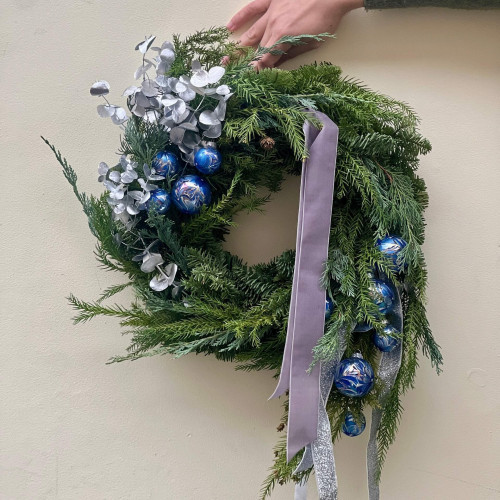 Christmas wreath with stylish handcrafted ornaments «Frosty Lace»