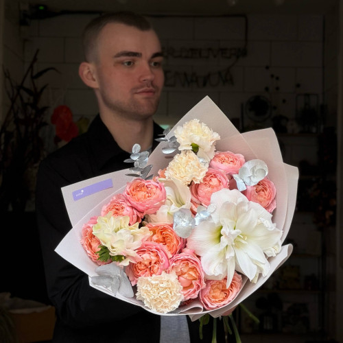 Ніжний букет з гіпеаструмом «Персиковий танець»