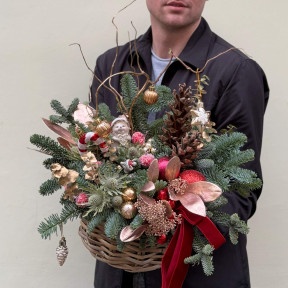 Мила різдвяна композиція у кошику «Лісові друзі»