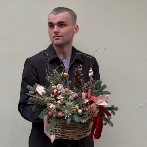 Мила різдвяна композиція у кошику «Лісові друзі»