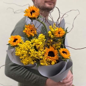 Цікавий букет із соняшниками та мімозою «Зачароване сонце»