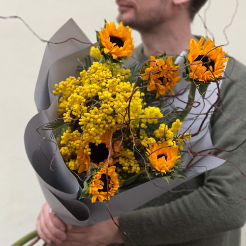 Цікавий букет із соняшниками та мімозою «Зачароване сонце»