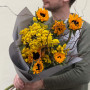 Цікавий букет із соняшниками та мімозою «Зачароване сонце»
