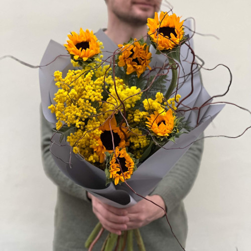 Цікавий букет із соняшниками та мімозою «Зачароване сонце»