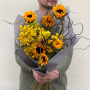 Цікавий букет із соняшниками та мімозою «Зачароване сонце»