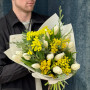 Світлий сонячний букет з тюльпанами та мімозою «Сицилійська весна»