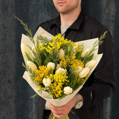 Світлий сонячний букет з тюльпанами та мімозою «Сицилійська весна»