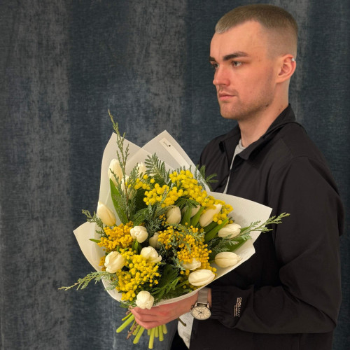 Світлий сонячний букет з тюльпанами та мімозою «Сицилійська весна»