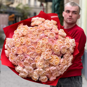 Розкішний букет із 61 гілки кущової півонієвидної троянди Juliet «Чарівні мрії»