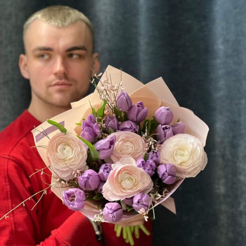 Ніжний букет із ранункулюсів та тюльпанів «Цукрова фея»