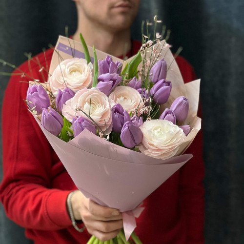 Ніжний букет із ранункулюсів та тюльпанів «Цукрова фея»