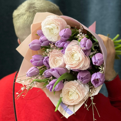 Ніжний букет із ранункулюсів та тюльпанів «Цукрова фея»